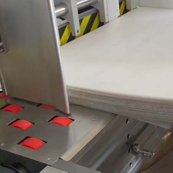  Feeding EVA Soft Hollow Board of E-flute. Running Video of Lead Edge Feeding Section,